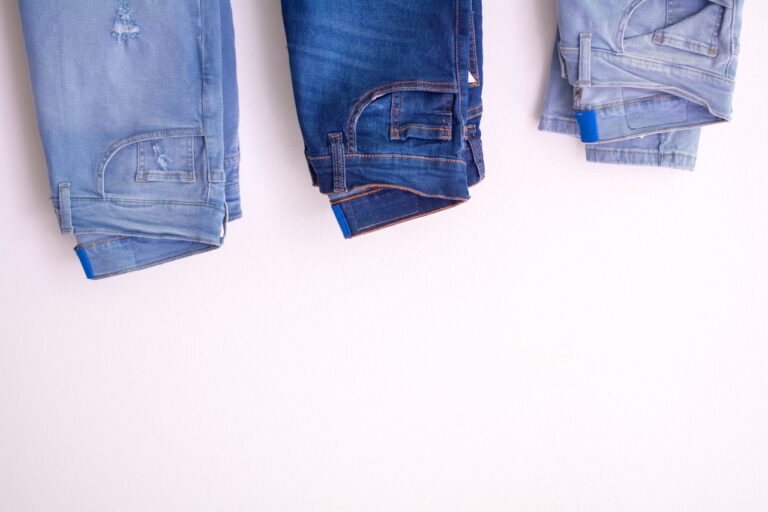 R.ozne fasony i kolory jeansów leżą na stole