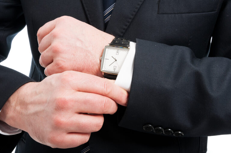 Mężczyzna ma na dłoni kwadratowy zegarek
