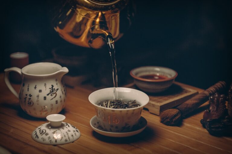 Zalewanie wodą herbaty w filażance która jest wysokiej jakości